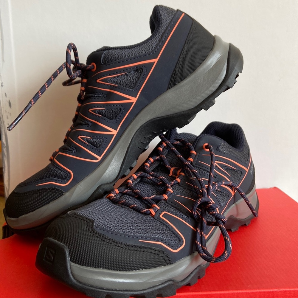 Salomon Aramis women’s hiking shoe. Navy. Size 7. Never worn/ new without tags